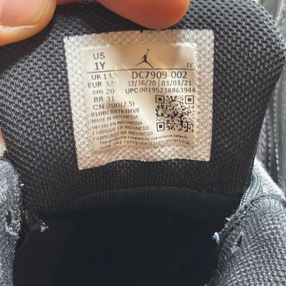 Air Jordan Pro Strong (GS) Black White Sneakers size 1 Y in GUC