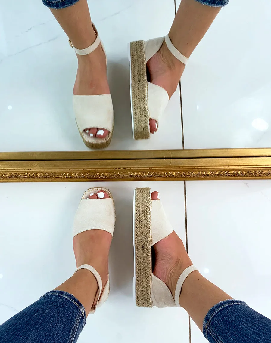 Espadrilles beiges à bout ouvert et talon compensé
