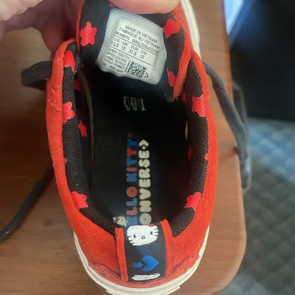 HELLO KITTY x Converse One Star 163905C Red Suede Sneakers EUC Youth Sz 13.5