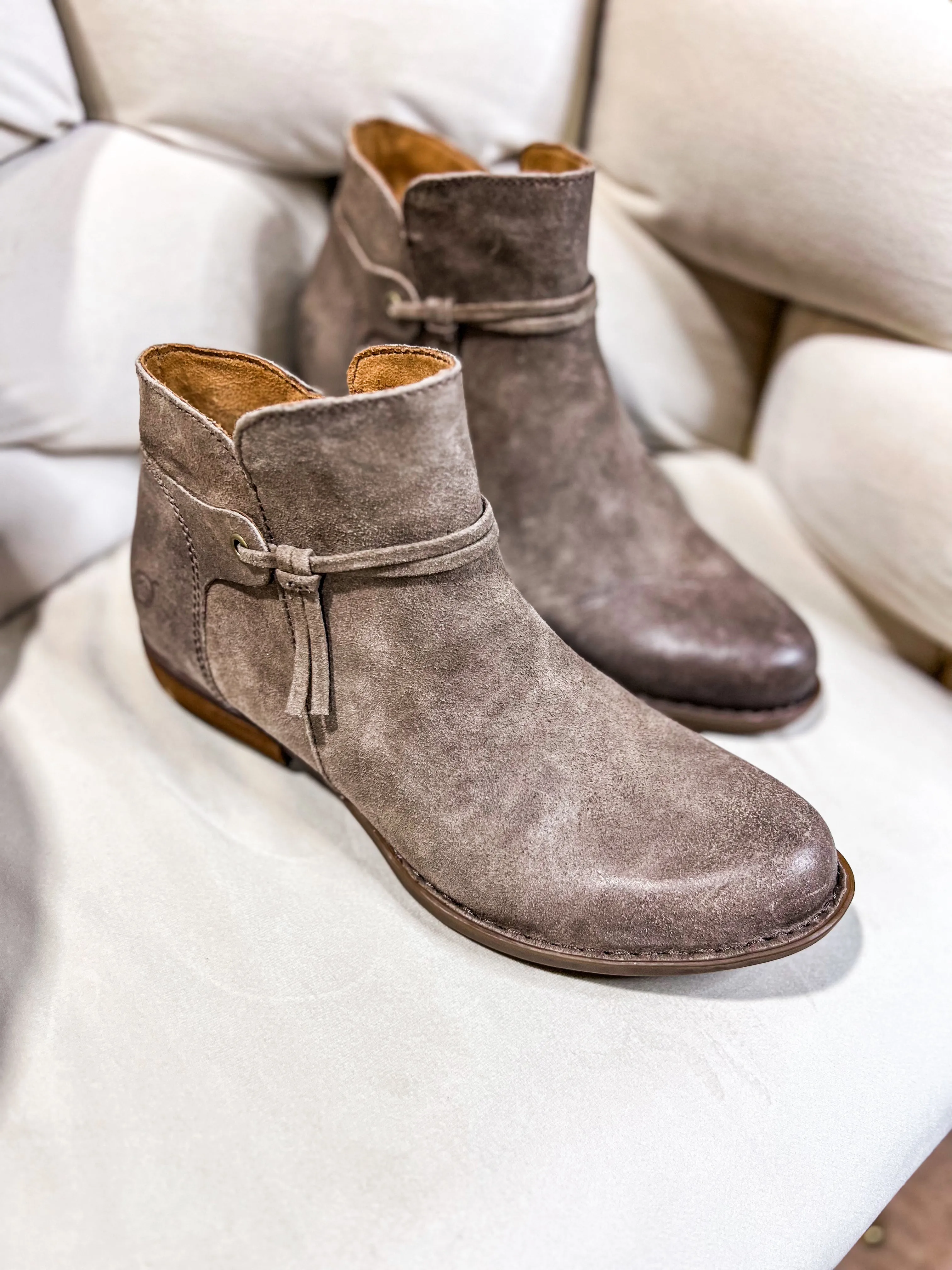 Kimmie | Distressed Taupe