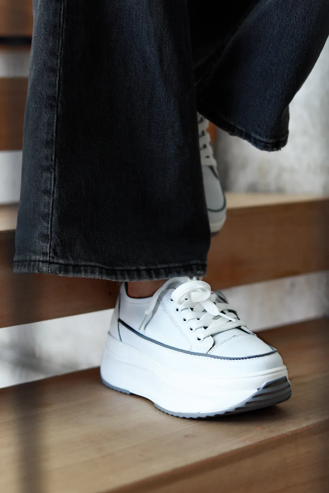 Leo White   Grey