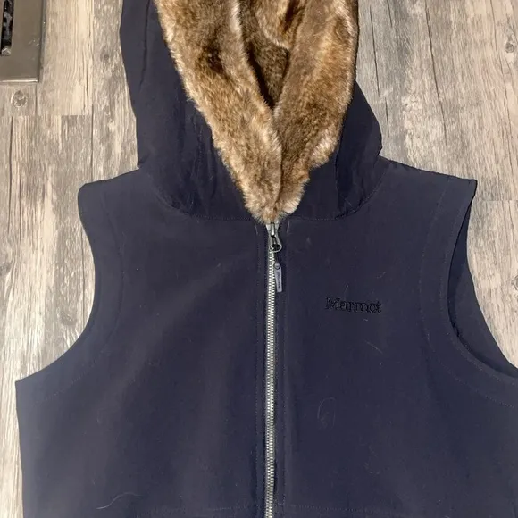 Marmot small / woman’s Black Zip Softshell Fleece-Lined Vest Faux Fur Trim Hood