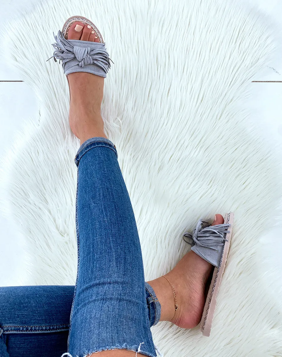 Mules grises style espadrilles à franges