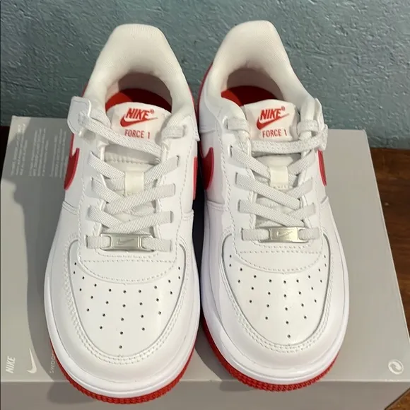 NIKE FORCE LOW White and Red Sneakers with Classic Design