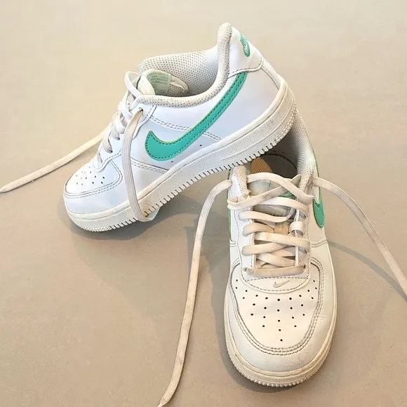 Nike Iconic Air Force 1 Low Girl's Sneakers
