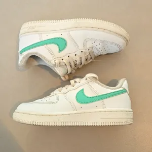 Nike Iconic Air Force 1 Low Girl's Sneakers