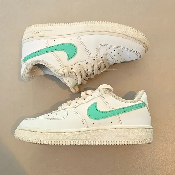 Nike Iconic Air Force 1 Low Girl's Sneakers