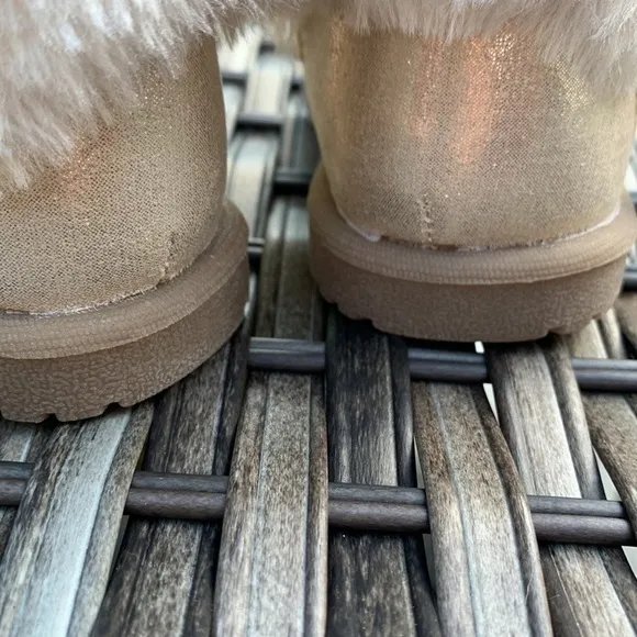 NWOT cynthia rowley girls shimmery gold faux fur boots