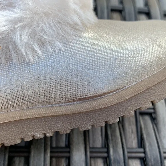 NWOT cynthia rowley girls shimmery gold faux fur boots