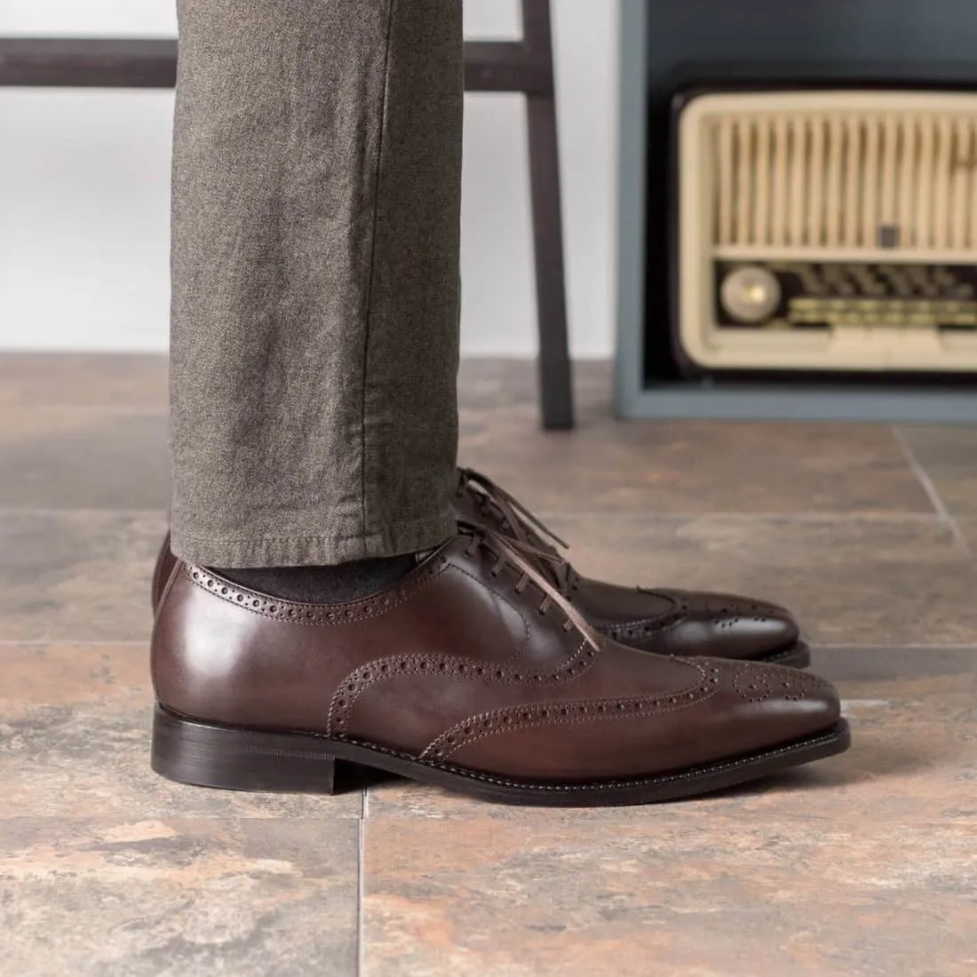 Richelieu fleuri en cuir marron foncé