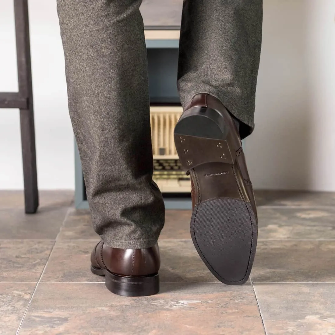 Richelieu fleuri en cuir marron foncé