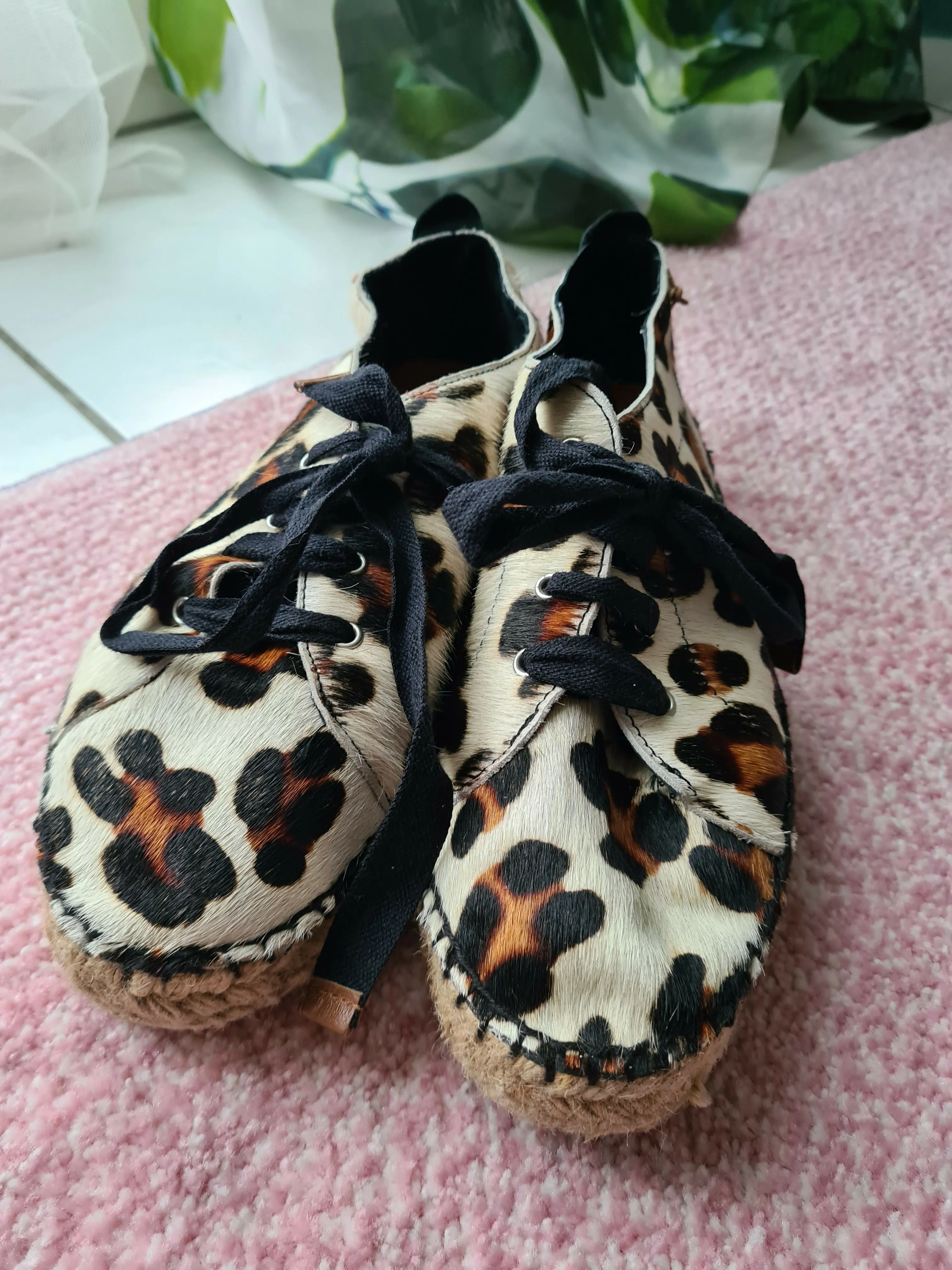 Schuhe mit Leoprint, Gr. 39