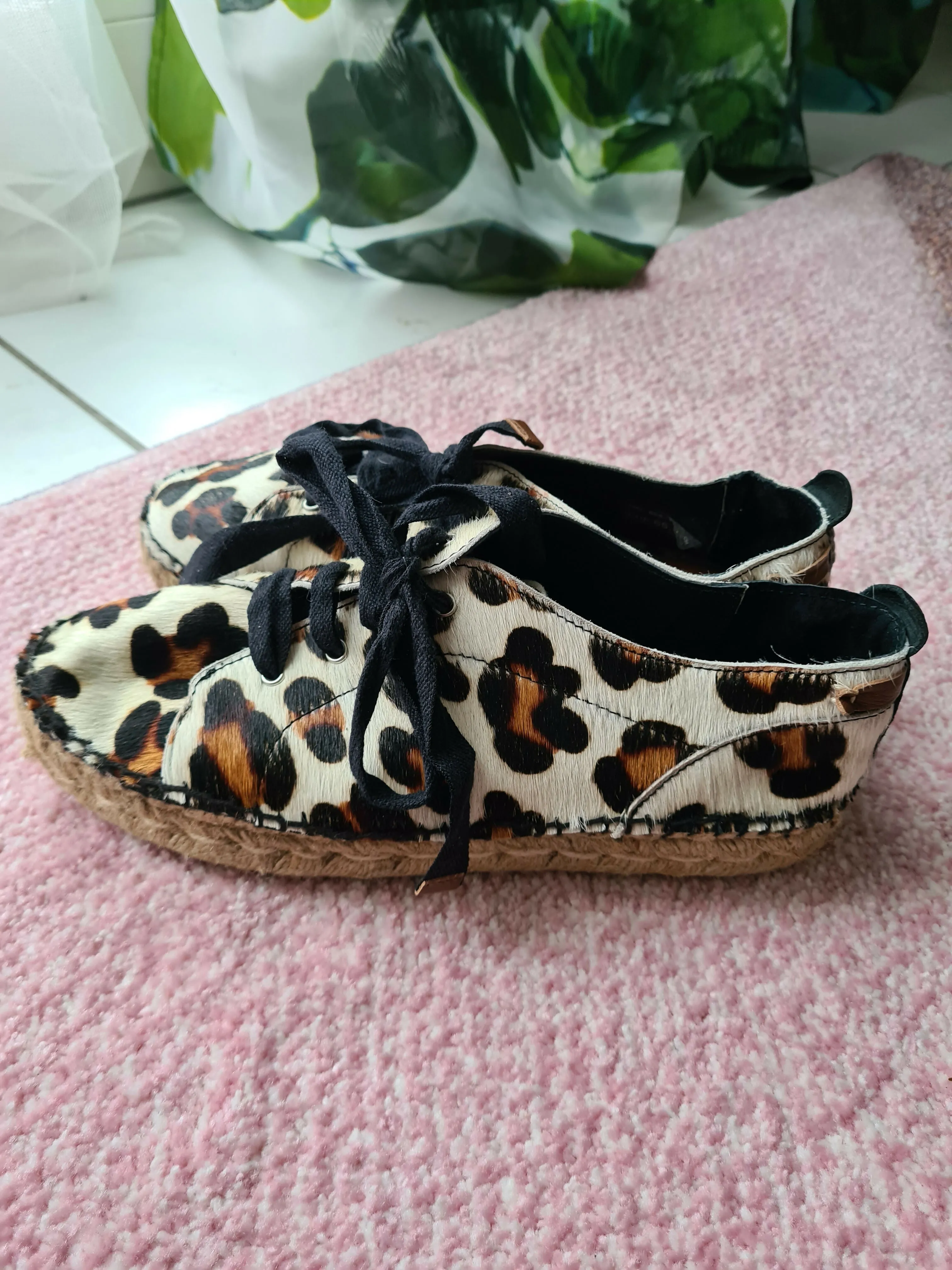 Schuhe mit Leoprint, Gr. 39